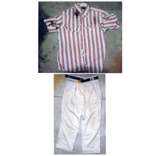 H22-3_衣類（赤色縦縞ボタンダウンシャツ、ベージュ色ズボン）